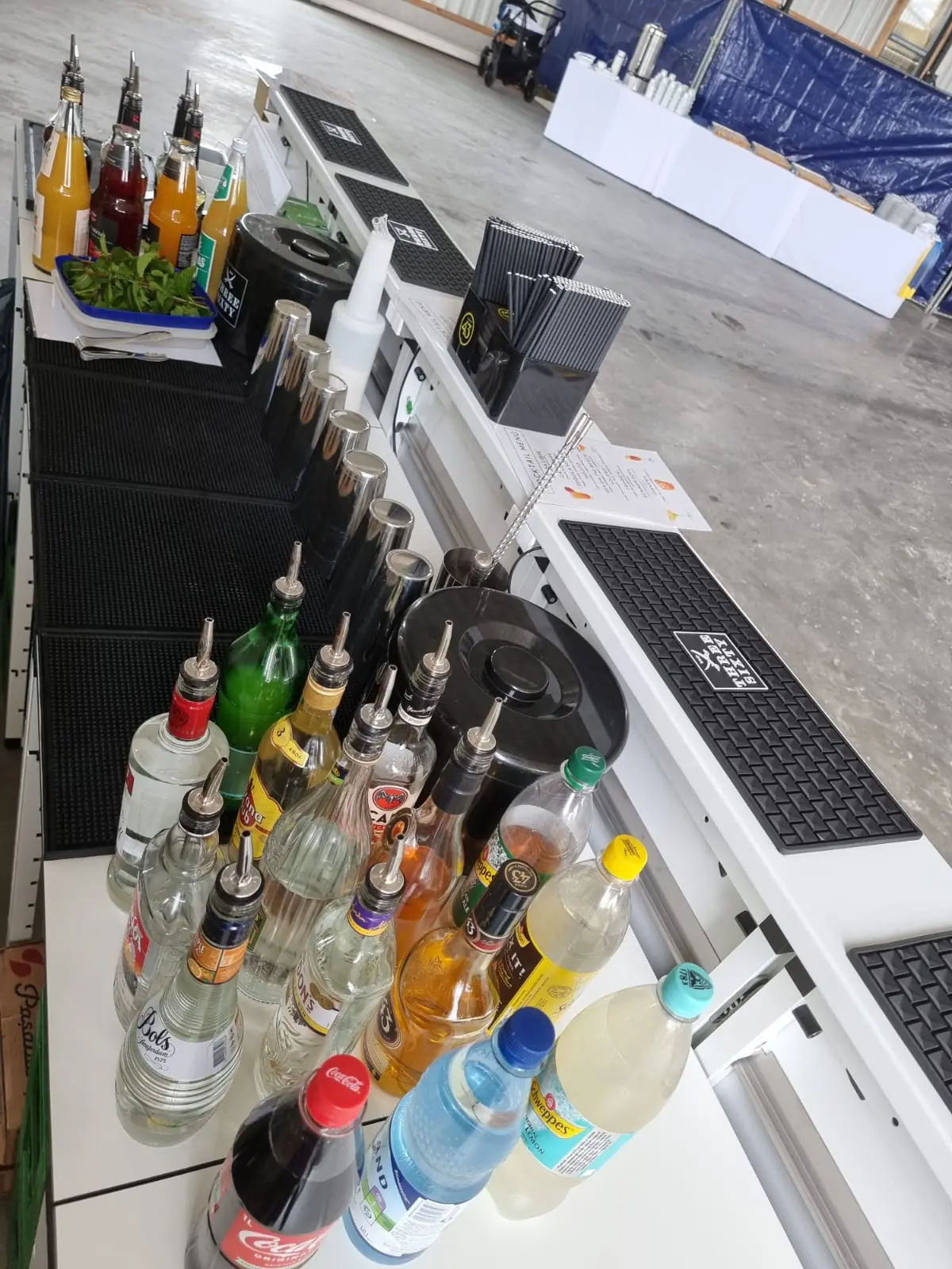 Bar-Equipment und Zutaten für eine mobile Bar von Mix4You