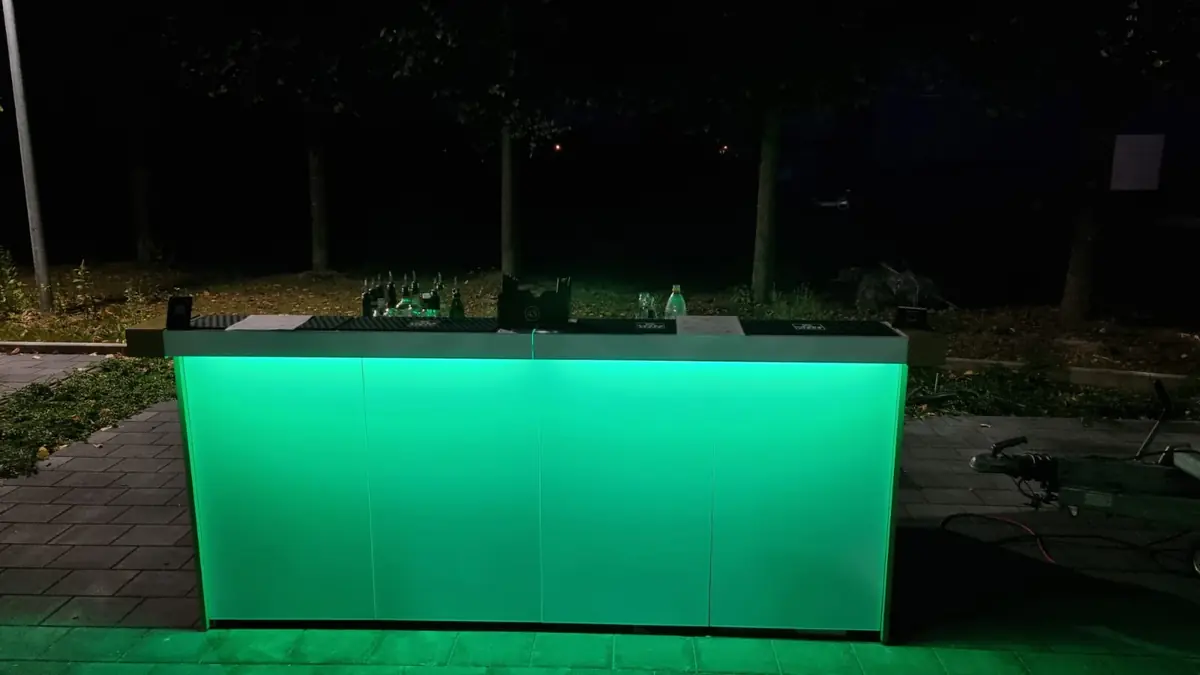 Mobile Bar von Mix4You mit grüner Beleuchtung auf einem Event