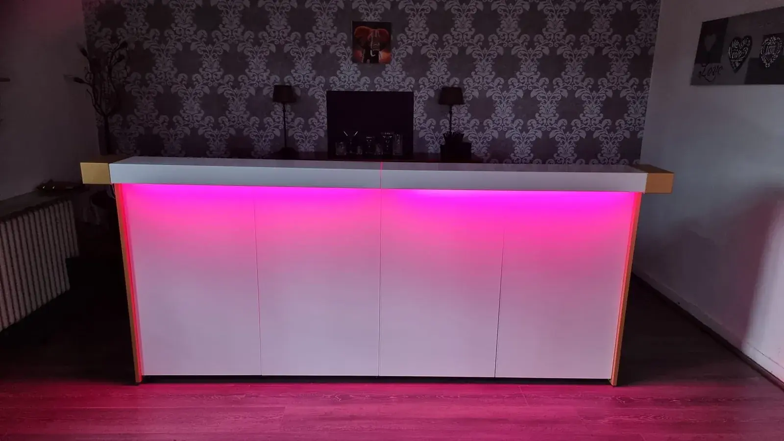 Mobile Cocktailbar zum Mieten mit pink beleuchteter LED-Theke von Mix4You